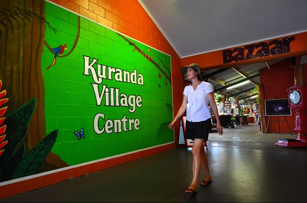 Žena nakupovat v centru vesnice Kuranda v Queensland Aust. — Stock fotografie