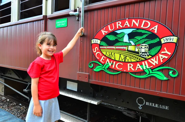 Yolcu Kuranda doğal demiryolu Queenland Avustralya — Stok fotoğraf