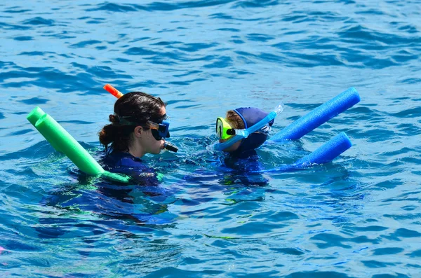 Woman instructor teach little girl how to snorkelling dive — Stock Photo, Image