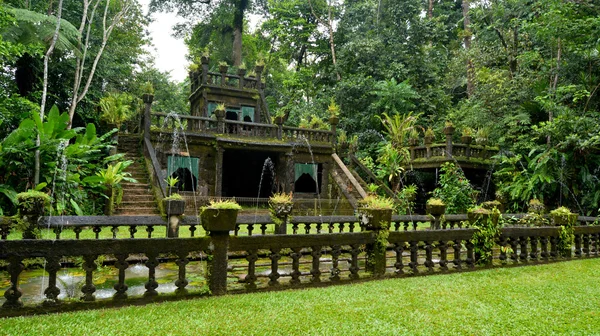 Paronella Park Queenland Avustralya'da bir antik kale — Stok fotoğraf