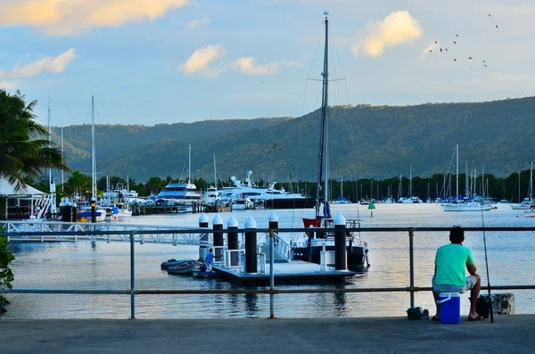 Fischer angeln im port douglas queensland australia — Stockfoto