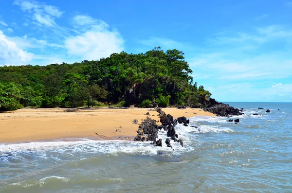 Táj, a vad strand a Csendes-óceán, Queensland au — Stock Fotó