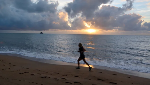 Joven mujer corre en la playa — Foto de Stock