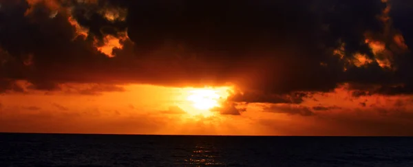 Drammatica alba sul Mar dei Coralli Queensland Australia — Foto Stock