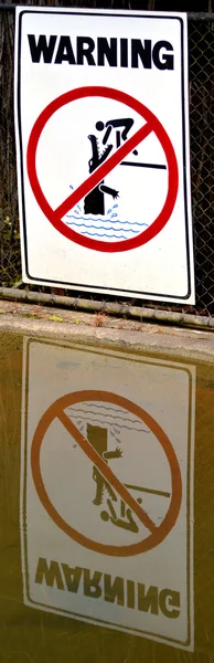 Znak ostrzegawczy - niebezpieczeństwo krokodyle, zakaz kąpieli — Zdjęcie stockowe