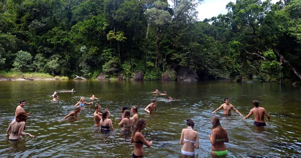 Młodych ludzi pływać w Babinda głazy w Queensland Australia — Zdjęcie stockowe