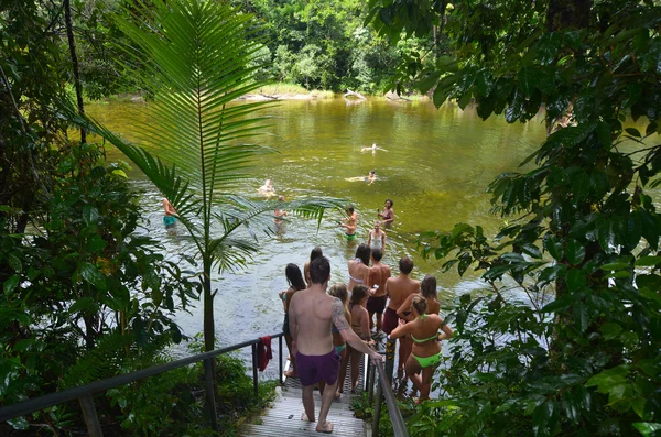 Unga människor simma i Babinda stenblock i Queensland Australien — Stockfoto