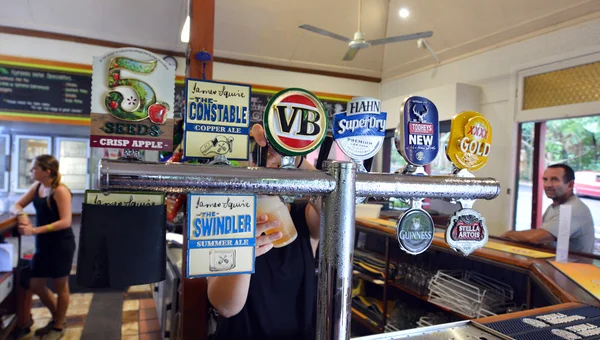 Auswahl an Bieren im australischen Pub. — Stockfoto