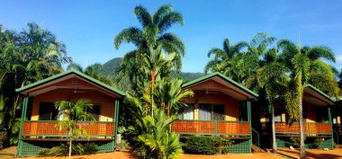 Bungalows bir tatil beldesine Cairns Queensland Avustralya