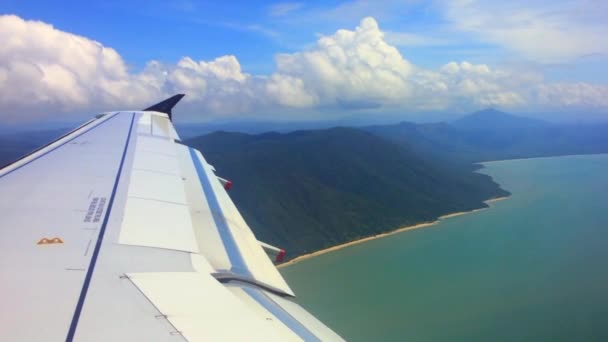 Vliegtuig vliegtuig vliegen over de tropische kust Queensland Australië — Stockvideo