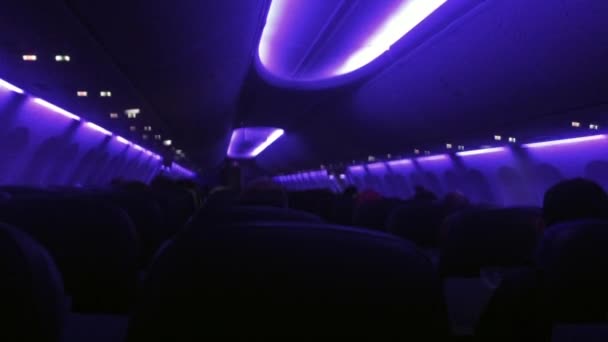Vliegtuig vliegtuig interieur tijdens een nachtvlucht. — Stockvideo