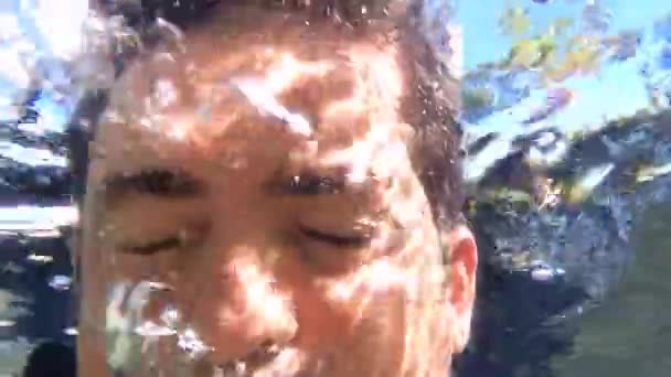 Homme respirant l'air sous l'eau — Video