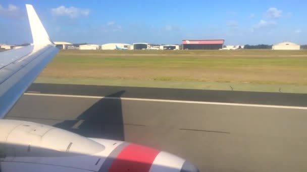 Airliner plane runs on runway — Stock Video