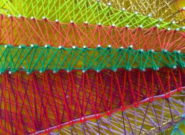 Çivi ve dizeleri sanat