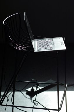 Yüksek sandalye üstünde laptop