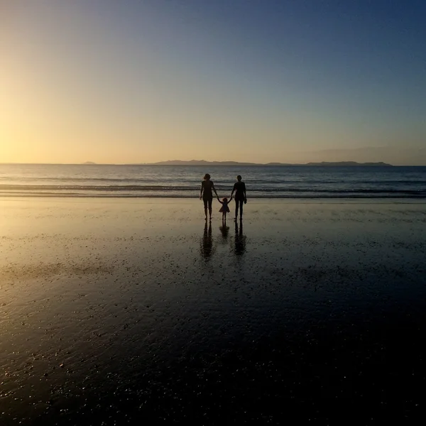 Grand-mère Daugther et petite-fille promenades sur la plage — Photo