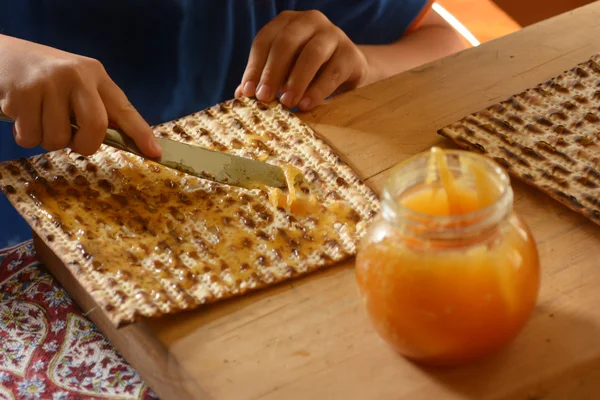 Honing op Matzo brood tijdens Pesach Jewh Holiday — Stockfoto