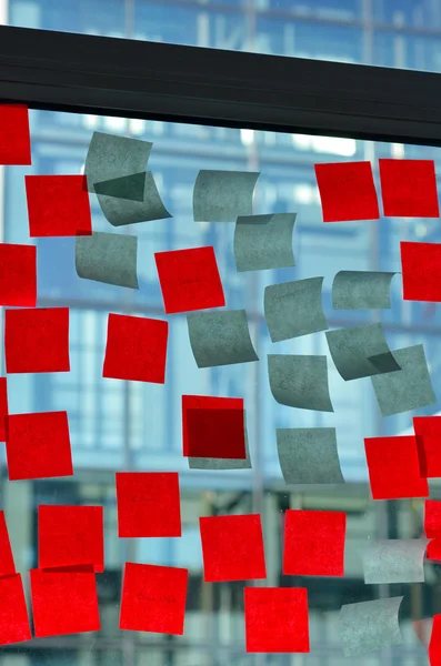 Post-it notities op kantoorgebouw venster — Stockfoto