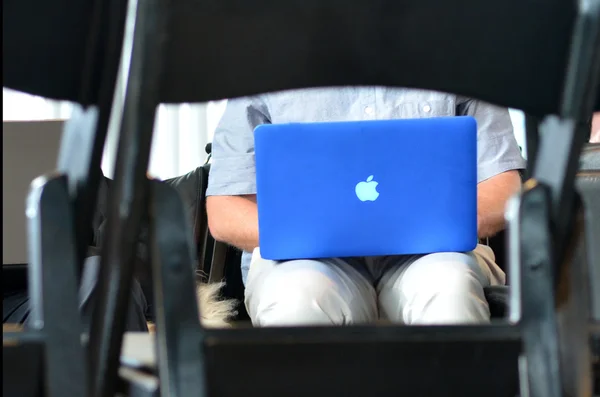 Auckland May 2016 Man Works Apple Laptop 1991 Apple Introduced — Stock Photo, Image