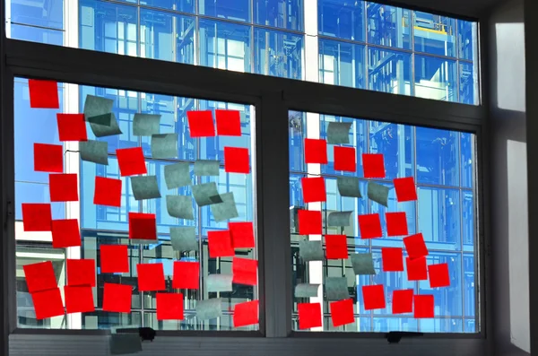 Publicar notas en la ventana del edificio de oficinas — Foto de Stock