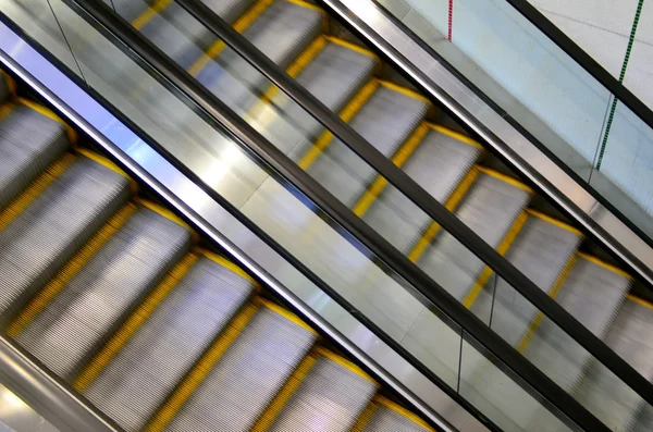 Zwei Rolltreppen, eine nach oben und eine nach unten — Stockfoto