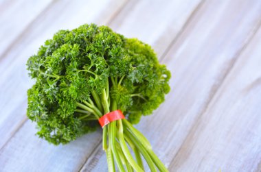 Taze maydanoz düz yatıyordu 