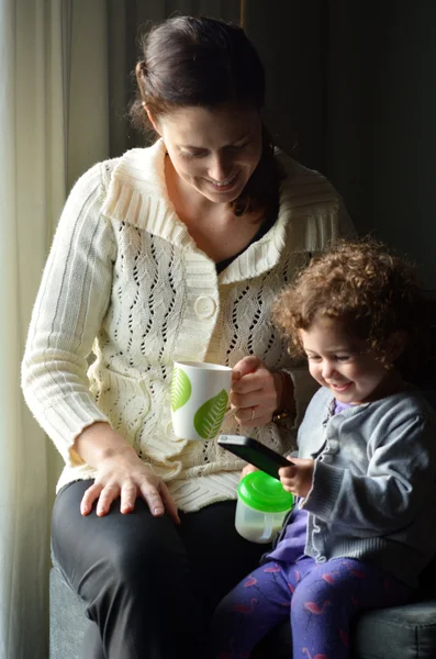 Madre e figlio giocano sul cellulare — Foto Stock