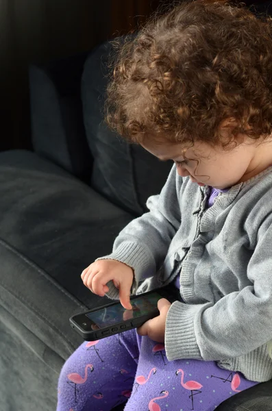 Çocuk oyun üstünde hareket eden telefon — Stok fotoğraf