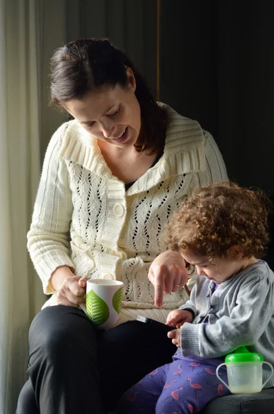 Mutter und Kind spielen am Handy — Stockfoto