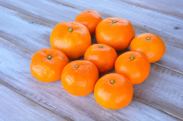 Mandarijn sinaasappelen op een houten tafel — Stockfoto