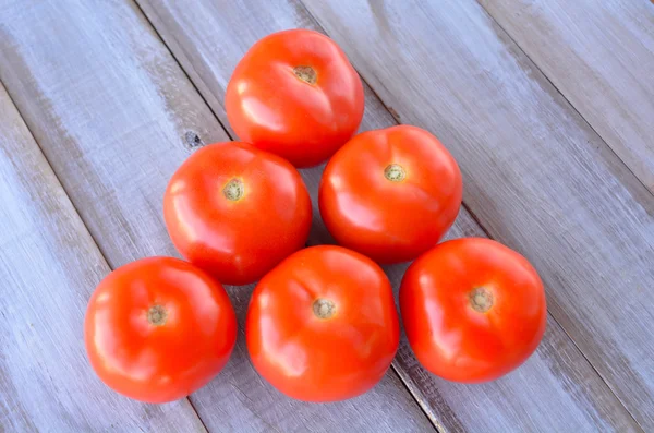 木桌上新鲜的西红柿 — 图库照片