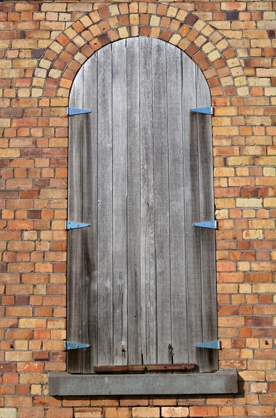 Une vieille fenêtre fermée en bois — Photo