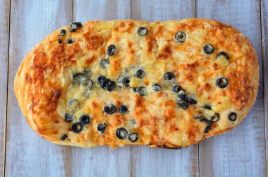 Düz zeytin peynir Focaccia ekmek yatıyordu