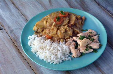 Hint tavuk köri çanak ahşap bir masa üzerinde