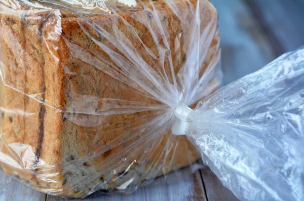 Pan fresco en rodajas en una bolsa — Foto de Stock