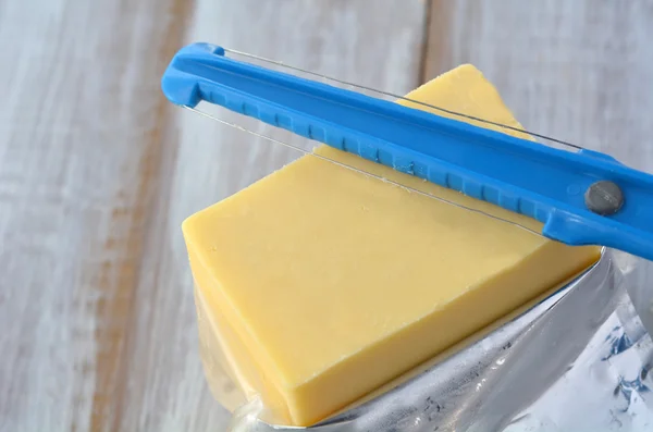 Желтый сыр и сыр — стоковое фото