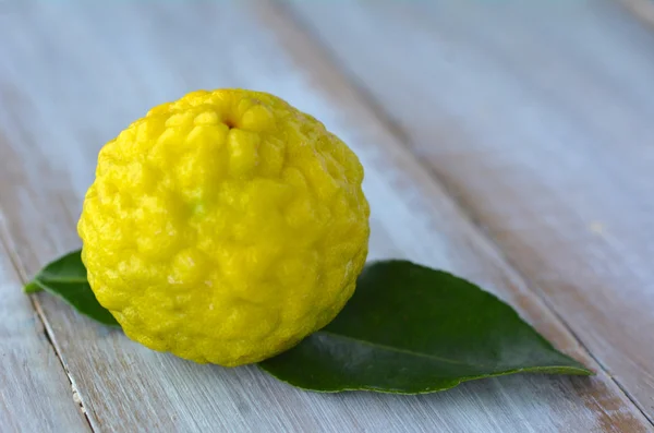 Kaffir lime on a wooden table — Stock Photo, Image