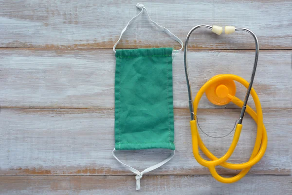 Flat lay of a Doctors stethoscope and surgical mask — Stock Photo, Image