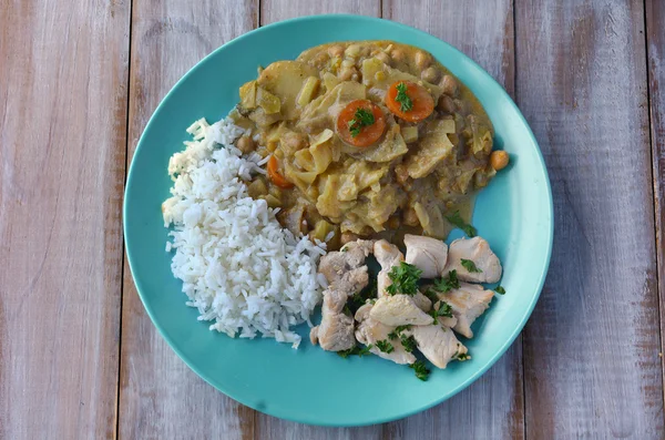 Puesta plana de plato de pollo al curry indio en una mesa de madera — Foto de Stock