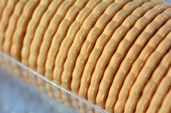 Biscoitos redondos em recipiente de plástico de perto — Fotografia de Stock