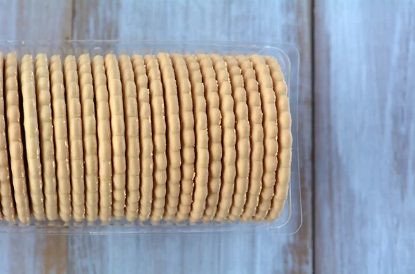 Flat lay of round biscuits in plastic container — Stock Photo, Image