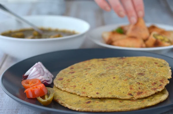 Indiaas eten pratha flatbread Indiase keuken — Stockfoto