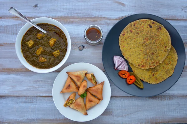 Lägenheten låg Paratha tunnbröd indiska rätter serveras med traditi — Stockfoto