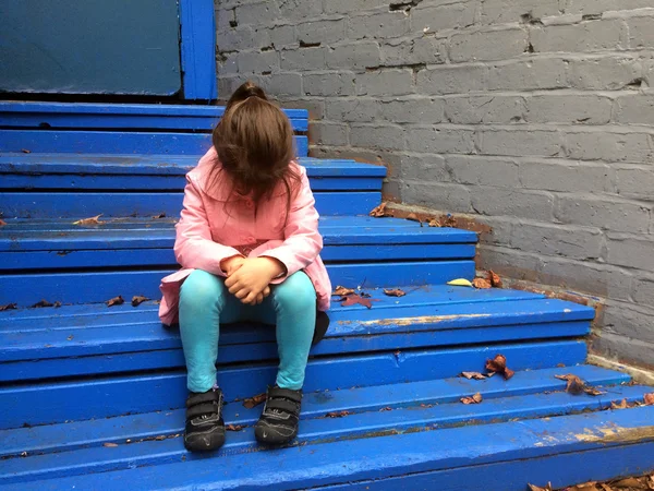 Lost child cries on steps — Stock Photo, Image