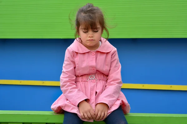 Enfant perdu perdu perdu dans une rue de la ville — Photo