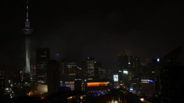 Fırtınalı bir gecede Auckland şehir manzarası. 
