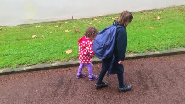 Duas irmãs indo juntas para a escola e jardim de infância — Vídeo de Stock