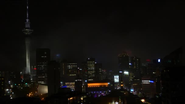 Окленд Сіті горизонт у Бурхлива ніч. — стокове відео