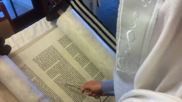 Rabbin homme juif lu dans le livre de la Torah — Video