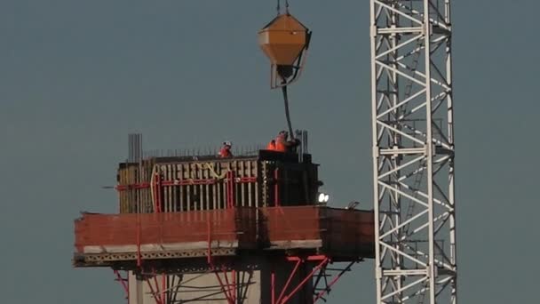 Los constructores vierten cemento a una pared de hormigón — Vídeo de stock